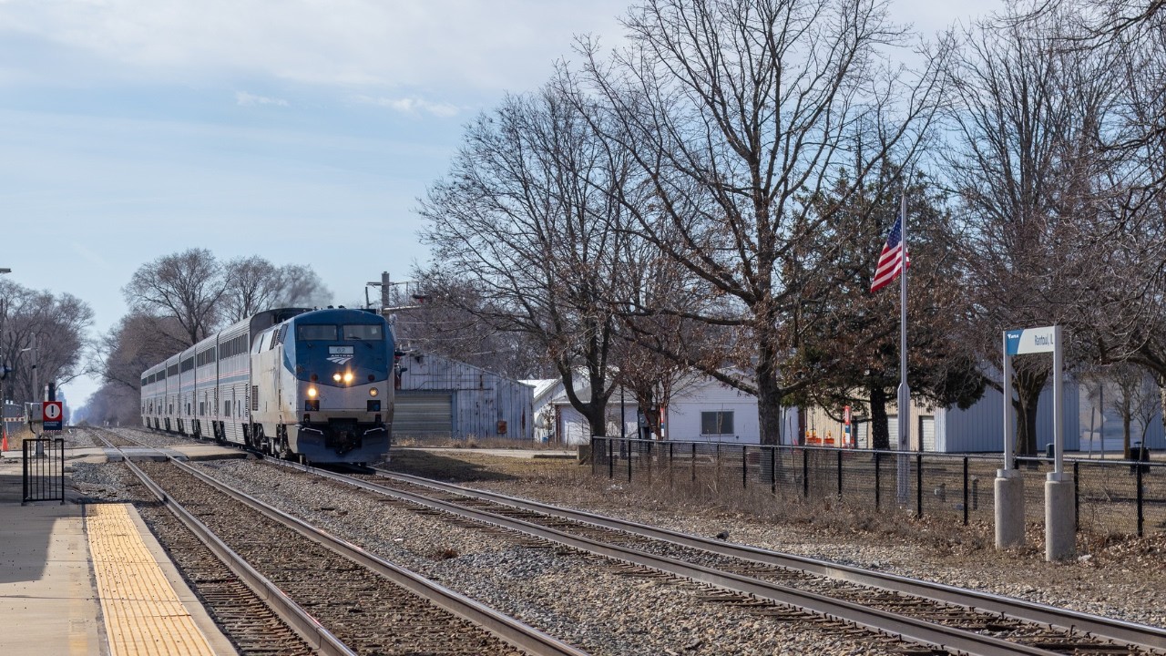 Amtrak 390 and 391 in Rantoul with lots of Horn Action!
