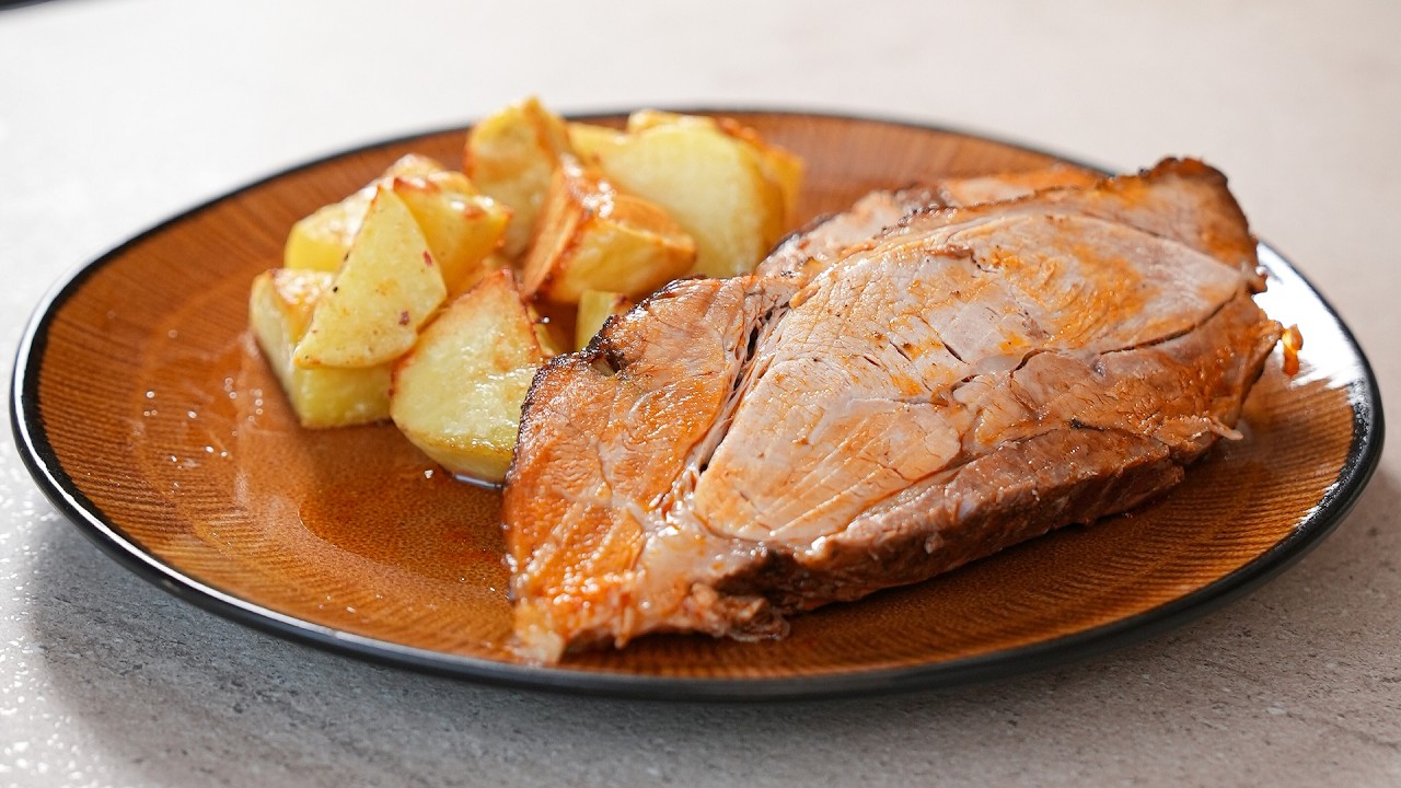 Запеченная в духовке свиная нога с чесноком и картофелем