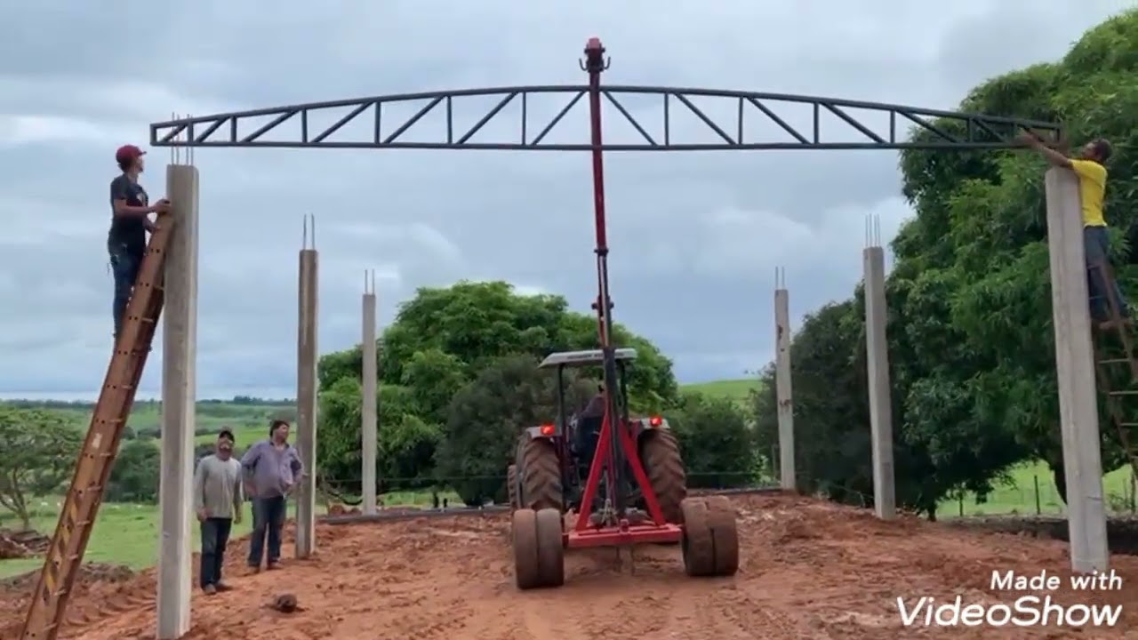 Guincho Big Bag auxiliando na montagem de Barracão de estrutura metálica.