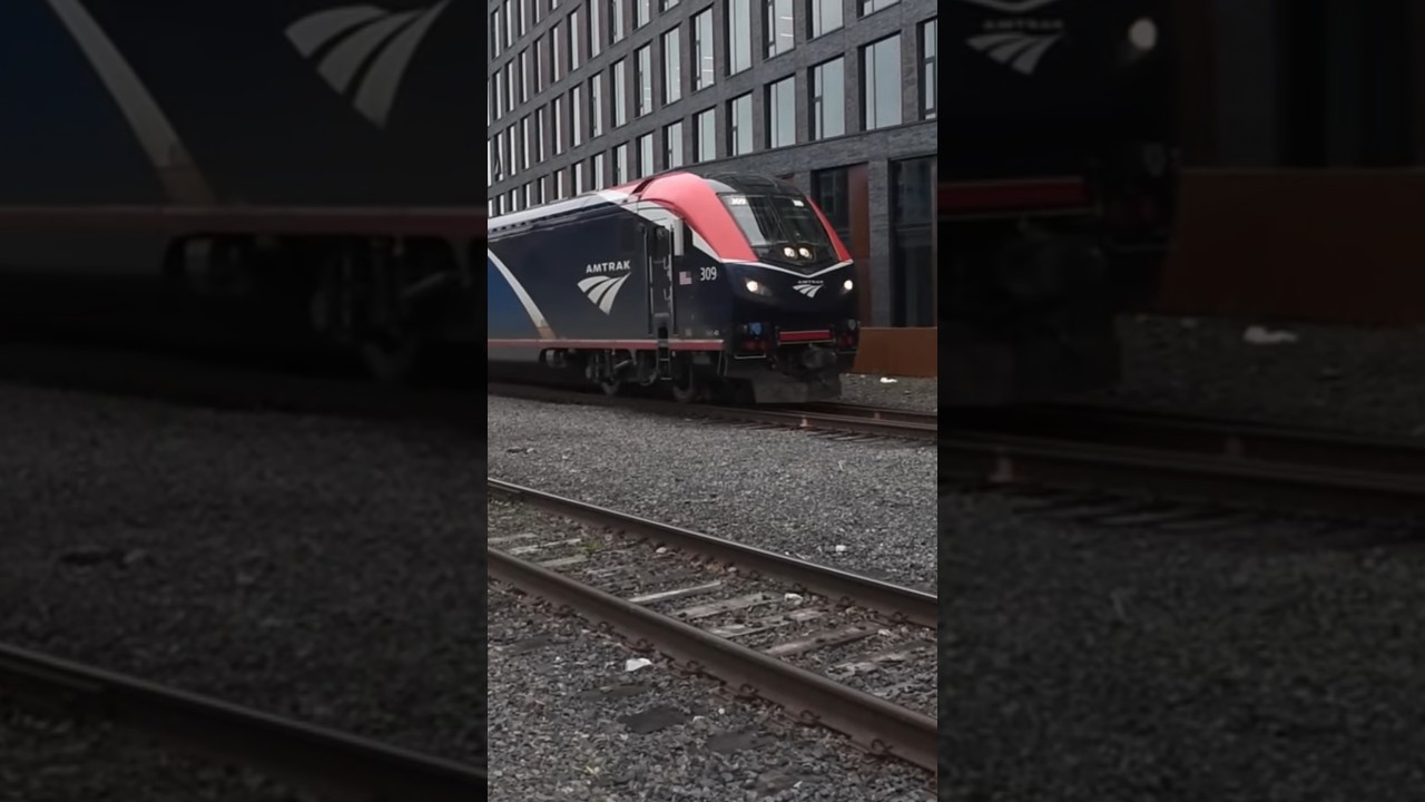 Поезд Empire Builder компании Amtrak отправляется с вокзала Портленд-Юнион.