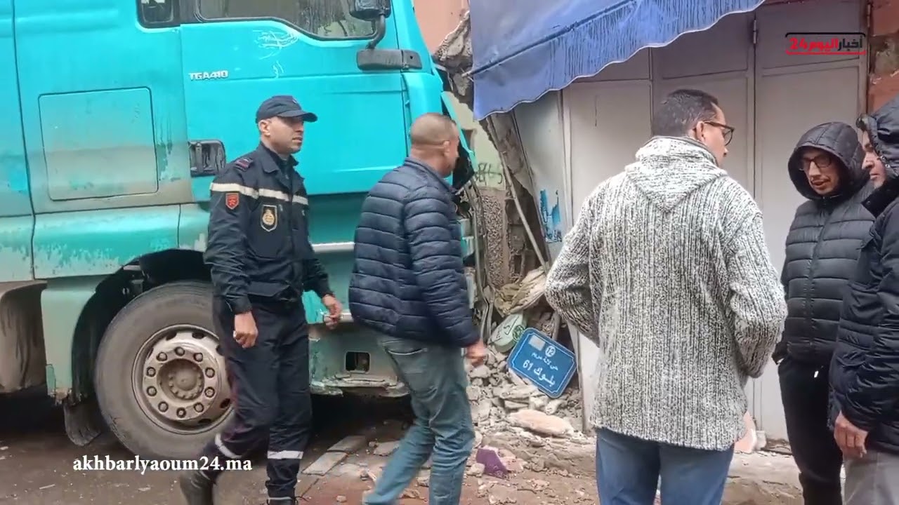 ياربي السلامة :حادث إصطدام رموك محمل بمواد البناء باحد المنازل بمنطقة حي لالة مريم  بالبيضاء