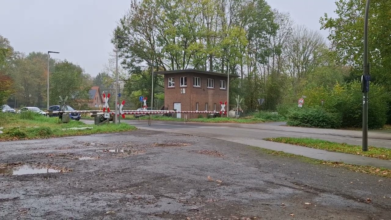 EisebunnKräizgang Spoorwegovergang Bahnübergang Stellwerk Wulfen (Dorsten) B58 25.10.2025 