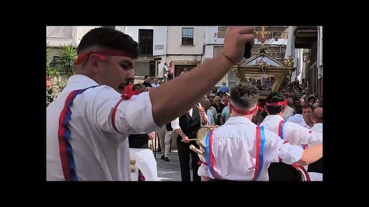 Día grande en Aldeanueva de la Vera con la PROCESIÓN STMO CRISTO DEL SEPULCRO y LOS DANZANTES