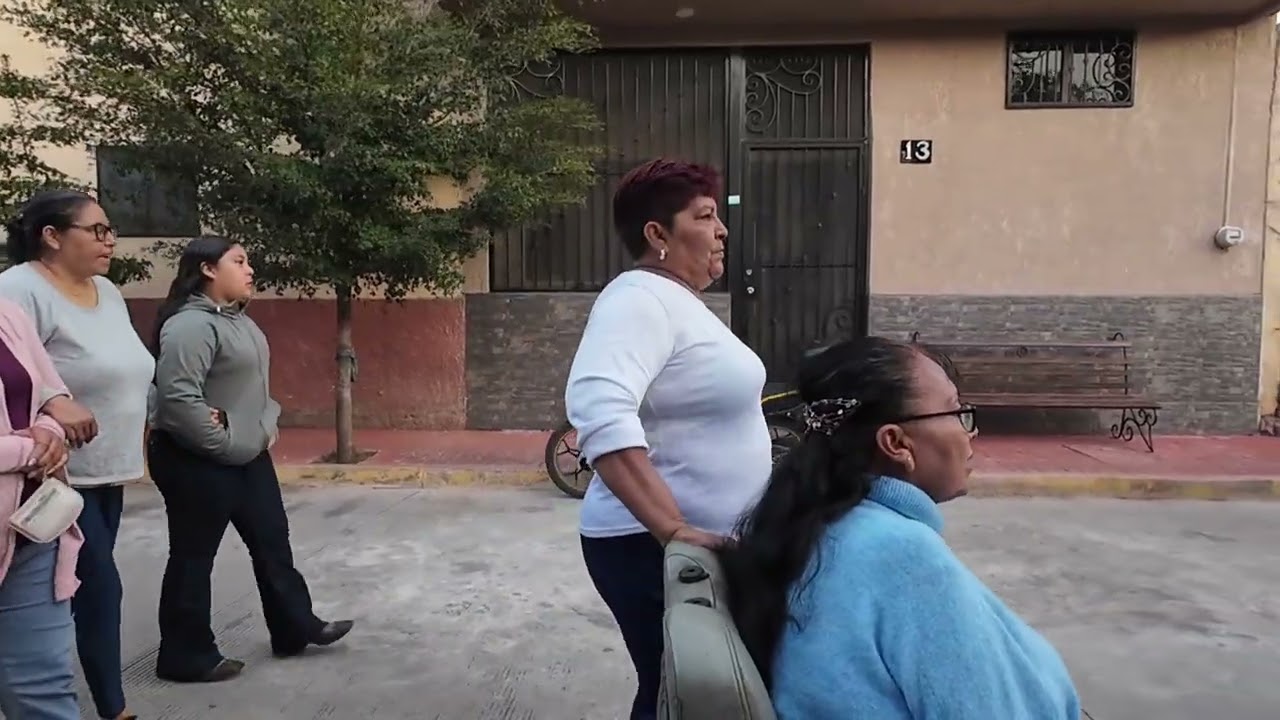 Levantamiento del Niño Dios por calle Altamirano recorriendo el barrio de San Pedro y San Pablo 