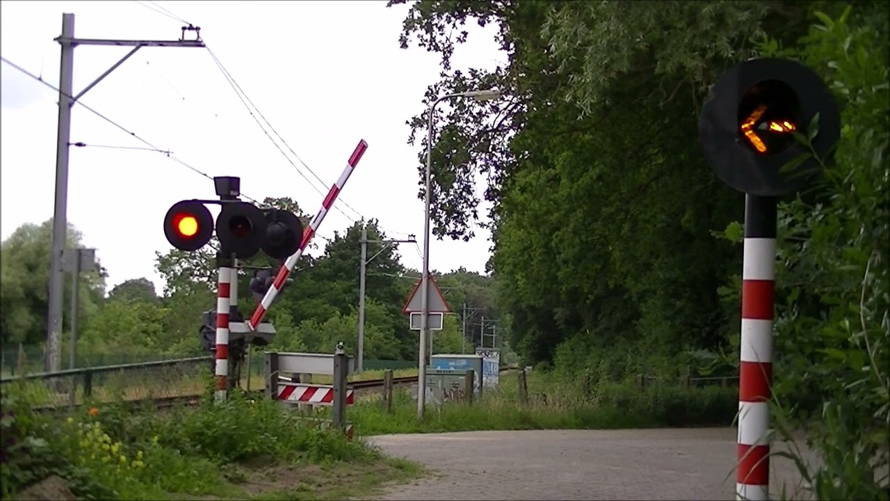 Spoorwegovergang Raalte (Heino) // Dutch railroad crossing