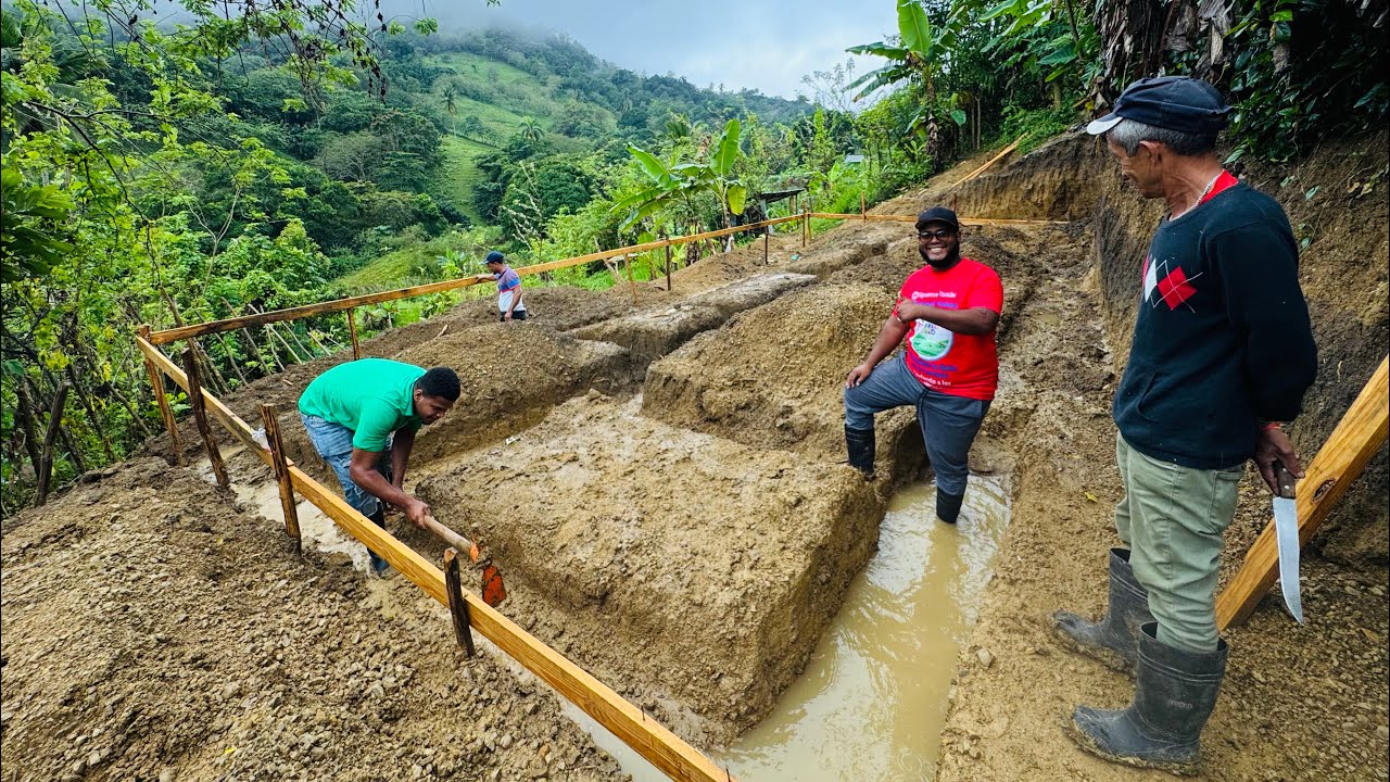 DÍA 4. EL AGUA NO NOS DEJÓ HACER CASI NADA EN LA CONSTRUCCIÓN DE LA CASA DE BOBOLO Y SU FAMILIA. 
