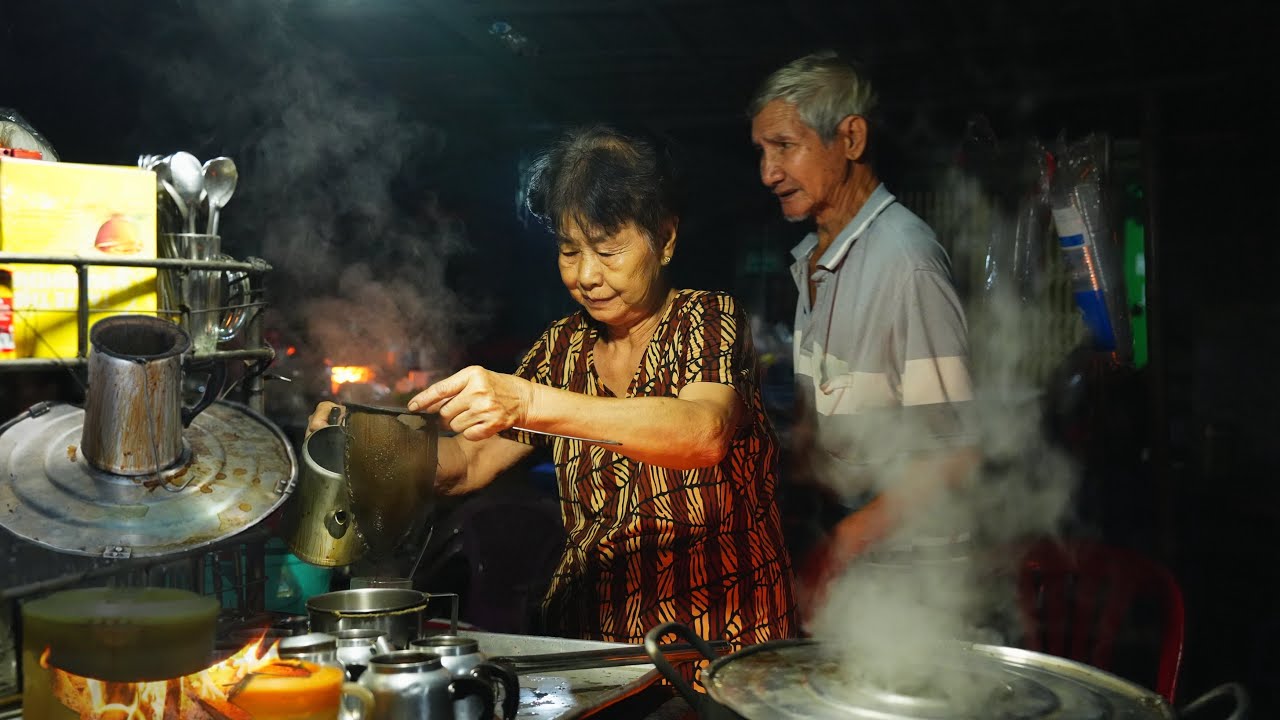Độc đáo 4 giờ sáng khách đi đò uống cà phê vợt giá 7 ngàn đồng ở miền tây