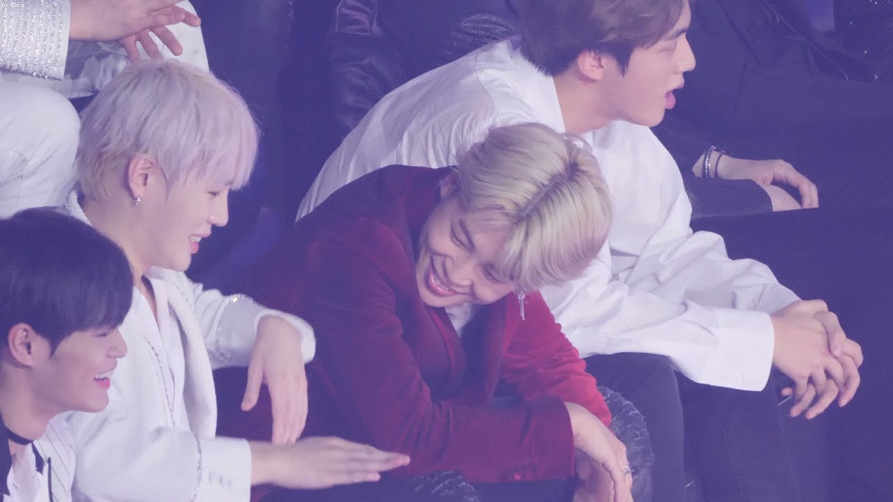 181106 방탄소년단 (BTS) 워너원 Jimin X Sungwoon friendship 하성운과 장난치는 [지민] 직캠 Fancam (지니뮤직어워즈 MGA) by Mera