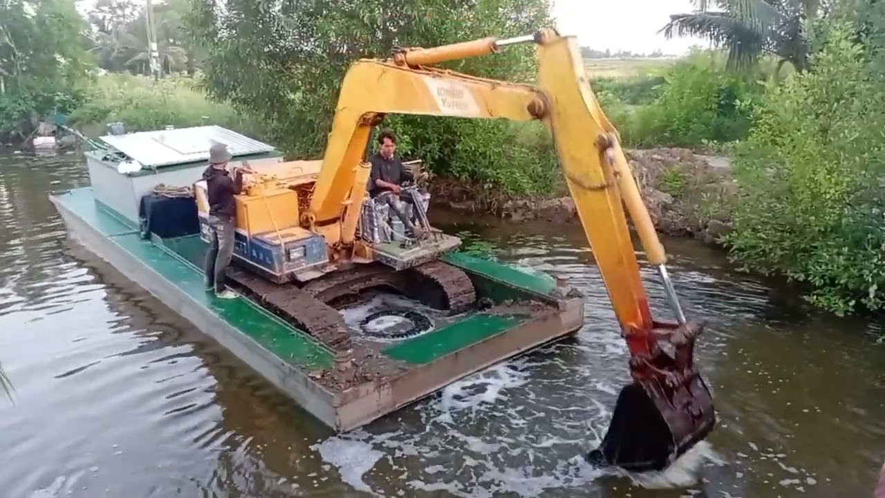 Xe cuốc kobelco sk03 chui cầu thấp chuyển phà đi làm 