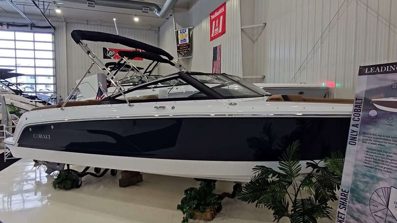 Explore on water luxury on this Cobalt CS 22, possibly the perfect boat for your lake home! 