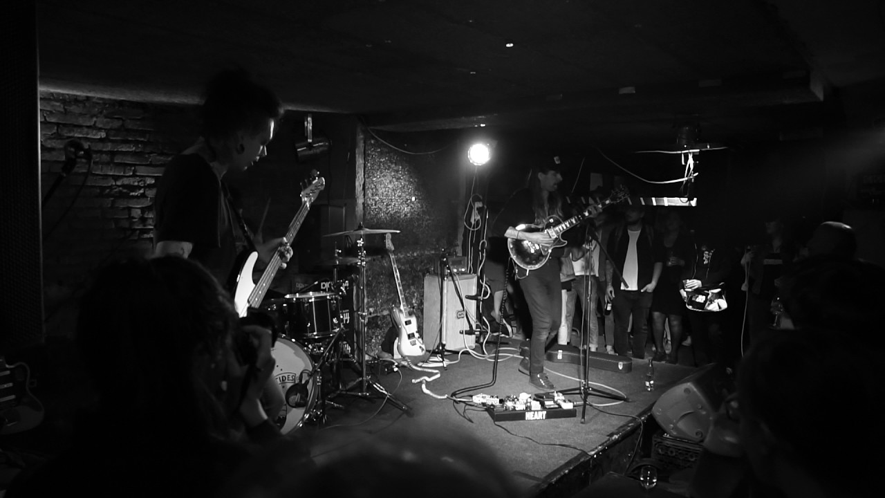 Wild Tides - Do voka dr&aacute;t - live Caf&eacute; v lese