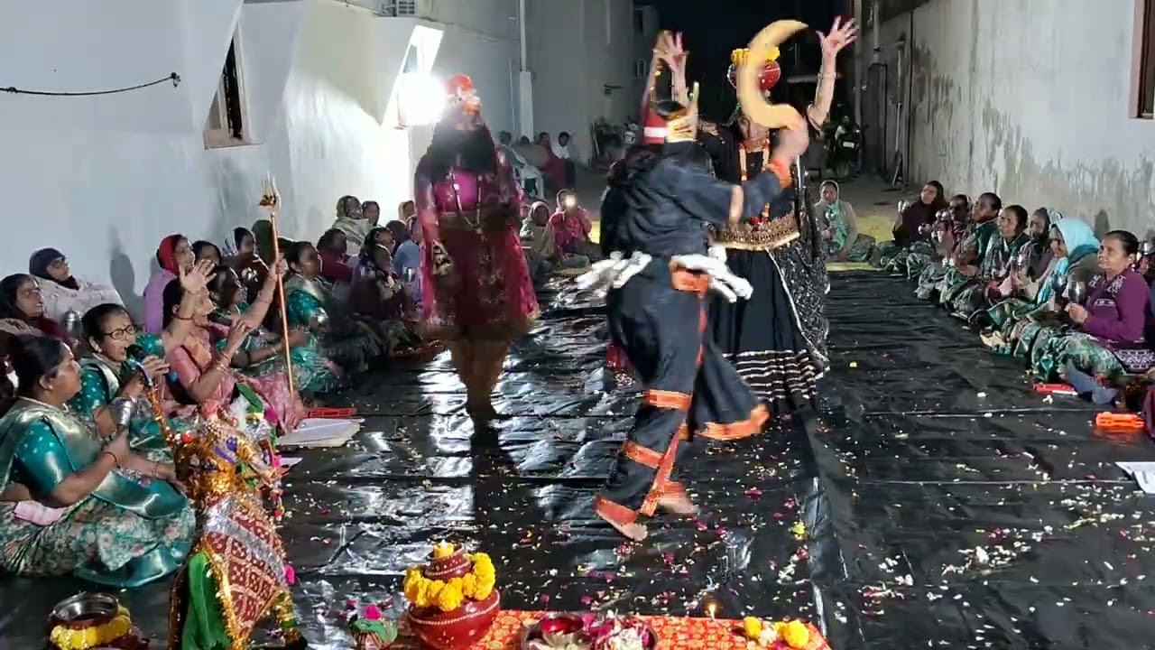 મહાકાલી નો ગરબો જય અંબે મંડળ મોઢેરા મોબાઈલ  નંબર,,9913933909,,ગરબો ગમે તો આ નંબર  પર સંપર્ક. કરો