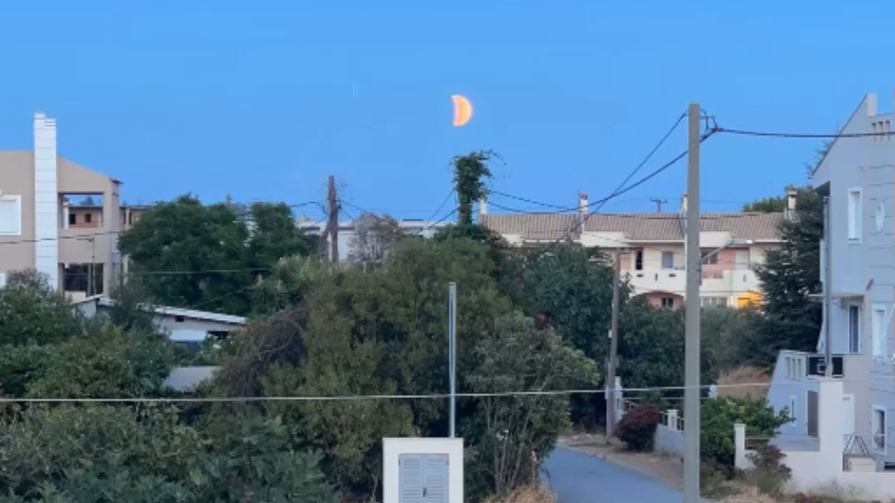 Lunar Eclipse Timelapse: Moon Disappears into Darkness || WooGlobe