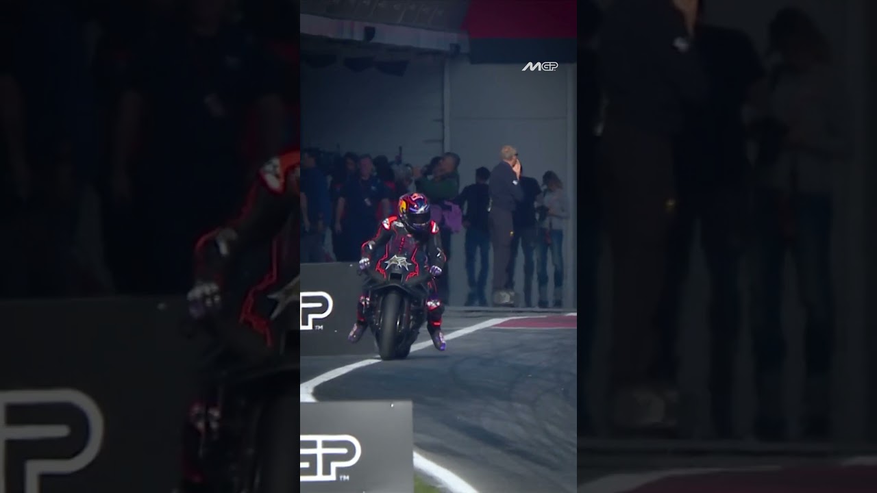 Maverick's reaction to Jorge Martin's practice start 😮 | #BarcelonaTest