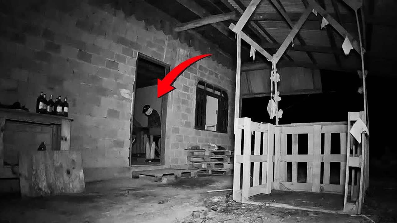 CÂMERA NOTURNA GRAVA FANTASMA ASSUSTADOR VAGANDO NO CHALÉ  DA VELHA LOUCA!