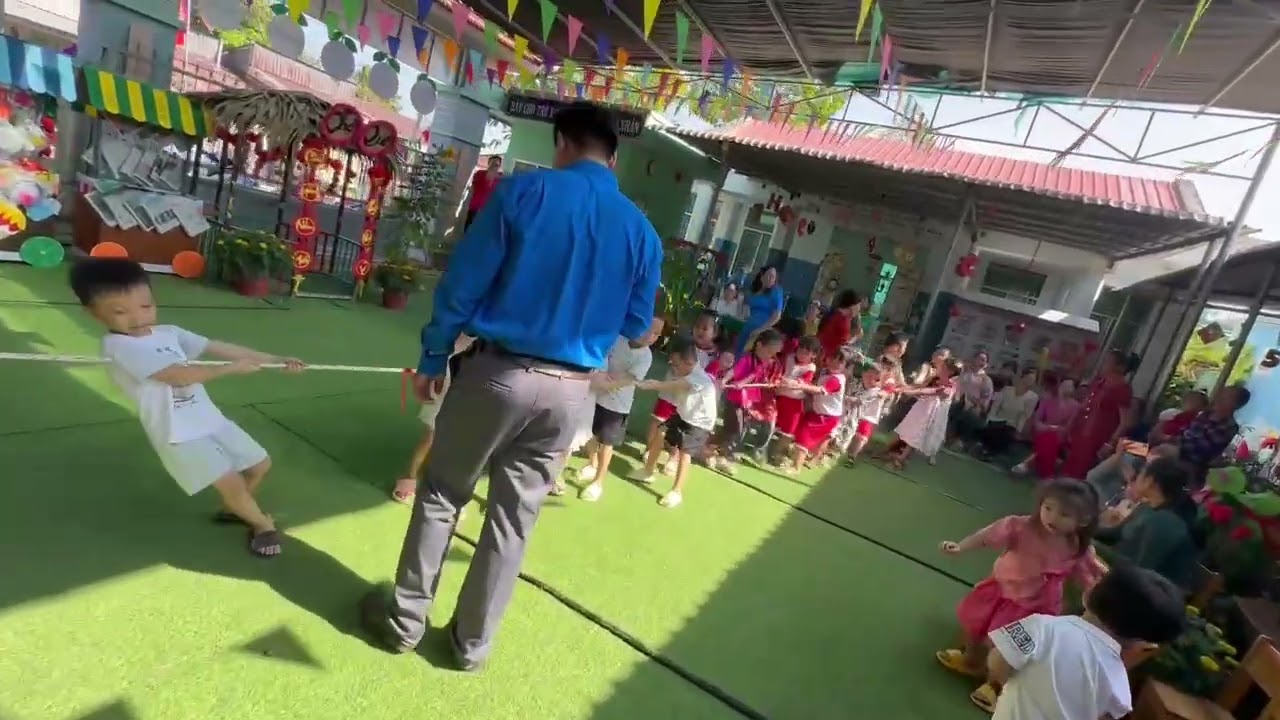 Bé chơi kéo co