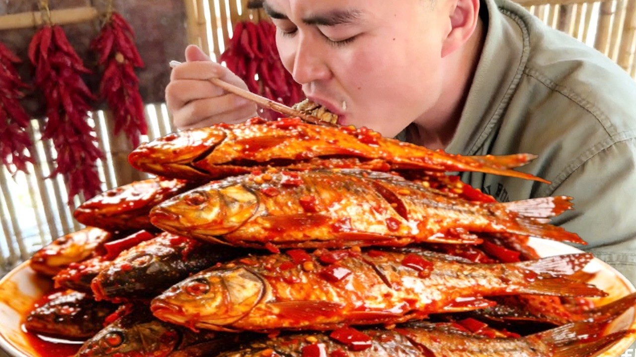 农家风味酱焖鲫鱼，焖得软烂入味，汤汁拌饭能多吃好几碗！