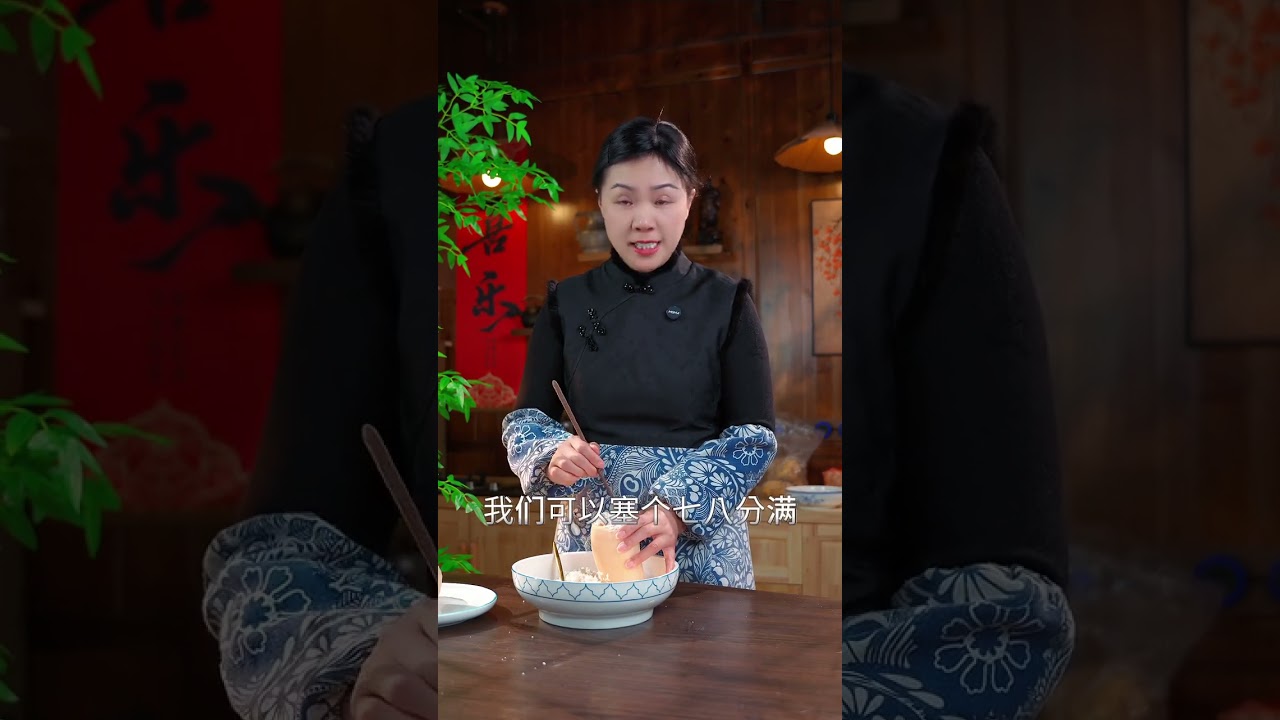 可能很多人不知道，我们往莲藕里放入一把糯米，出锅就是一道逢年过节，才能吃到的经典美食，寓意着新的一年，团圆和睦，甜甜蜜蜜。