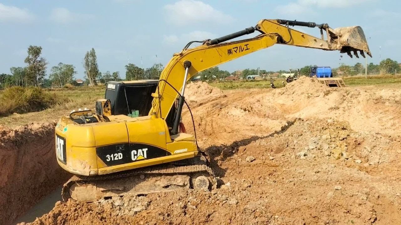 Precision Loading on Steep Slopes | How Excavators Prevent Overburden Spillage