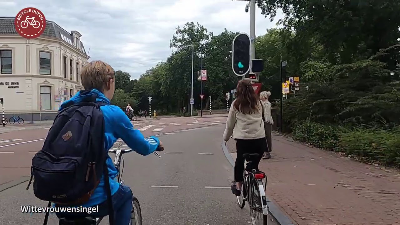 Bicycle ride around Utrecht's reconstructed canal ring