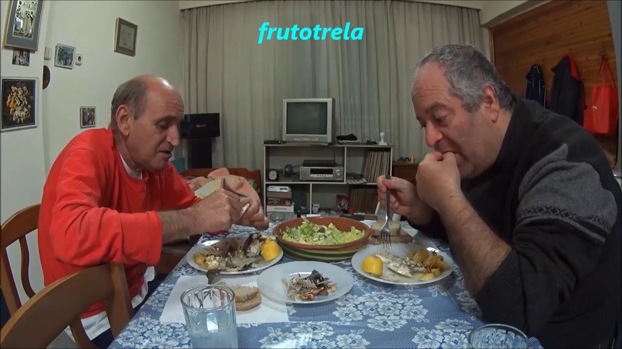 Μπαμπινος και Νικολακης!Λιγδες στο φουρνο με πατατες και πρασινη σαλατα!