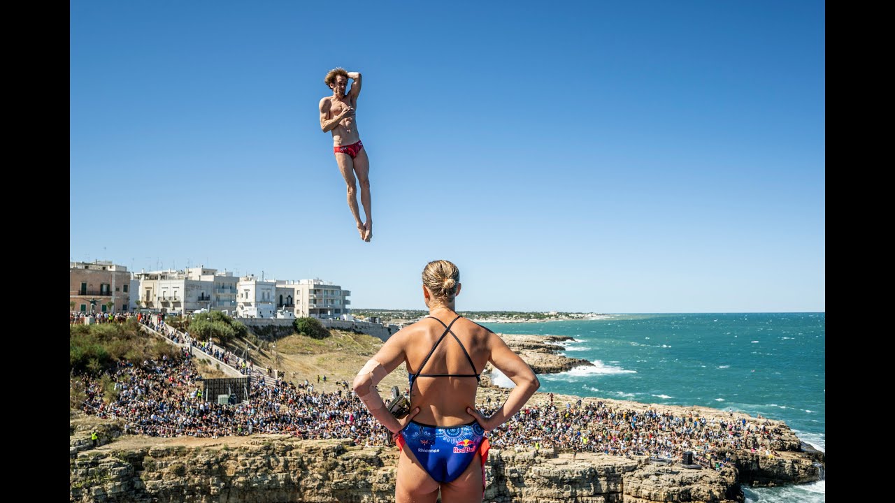 Polignano, Red Bull Cliff Diving: mare agitato e vento non fermano lo spettacolo. I tuffi più belli