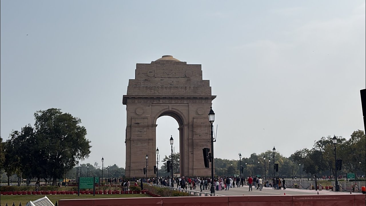 Tourist bus re bula Hela pura Delhi 😅
