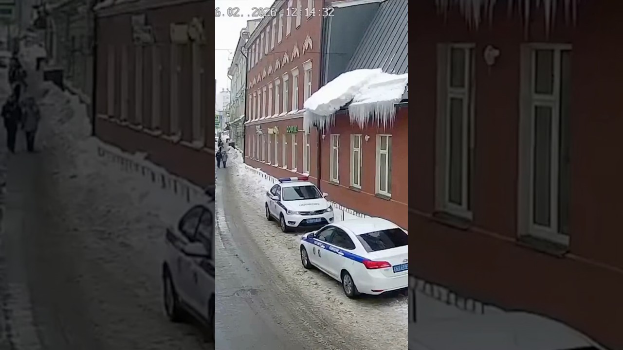 в москве камеры набоюдения зафиксировали сход снега с крыши на полицейский автомобиль #news # #memes