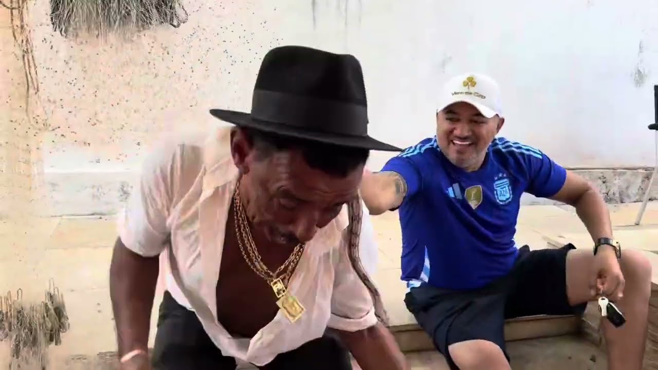 CHARLLES ENTREGA PRESENTE DE ROSETA PARA TIRINGA | COMÉDIA SELVAGEM