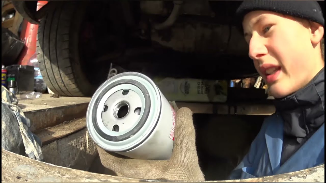 Замена масла в двигателе автомобиля VW T4