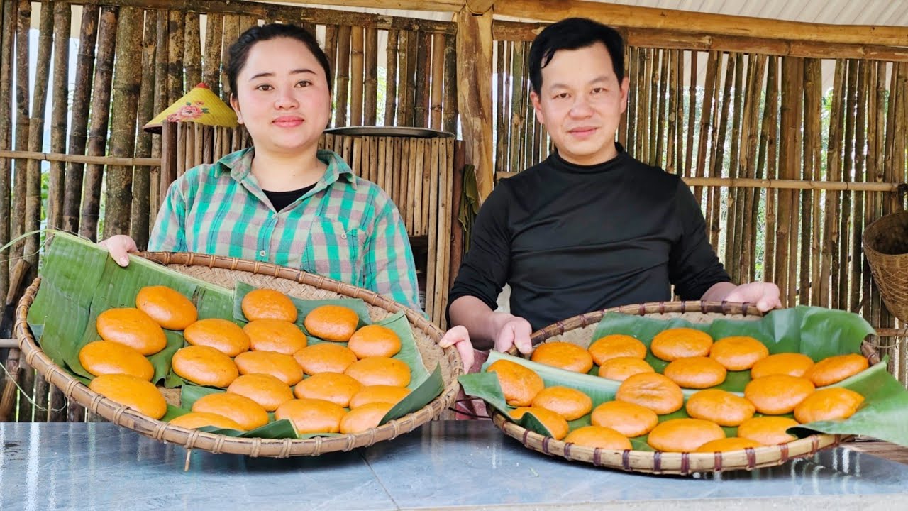 The process of making sticky rice cakes, traditional dishes of the ethnic people Vietnamese 
