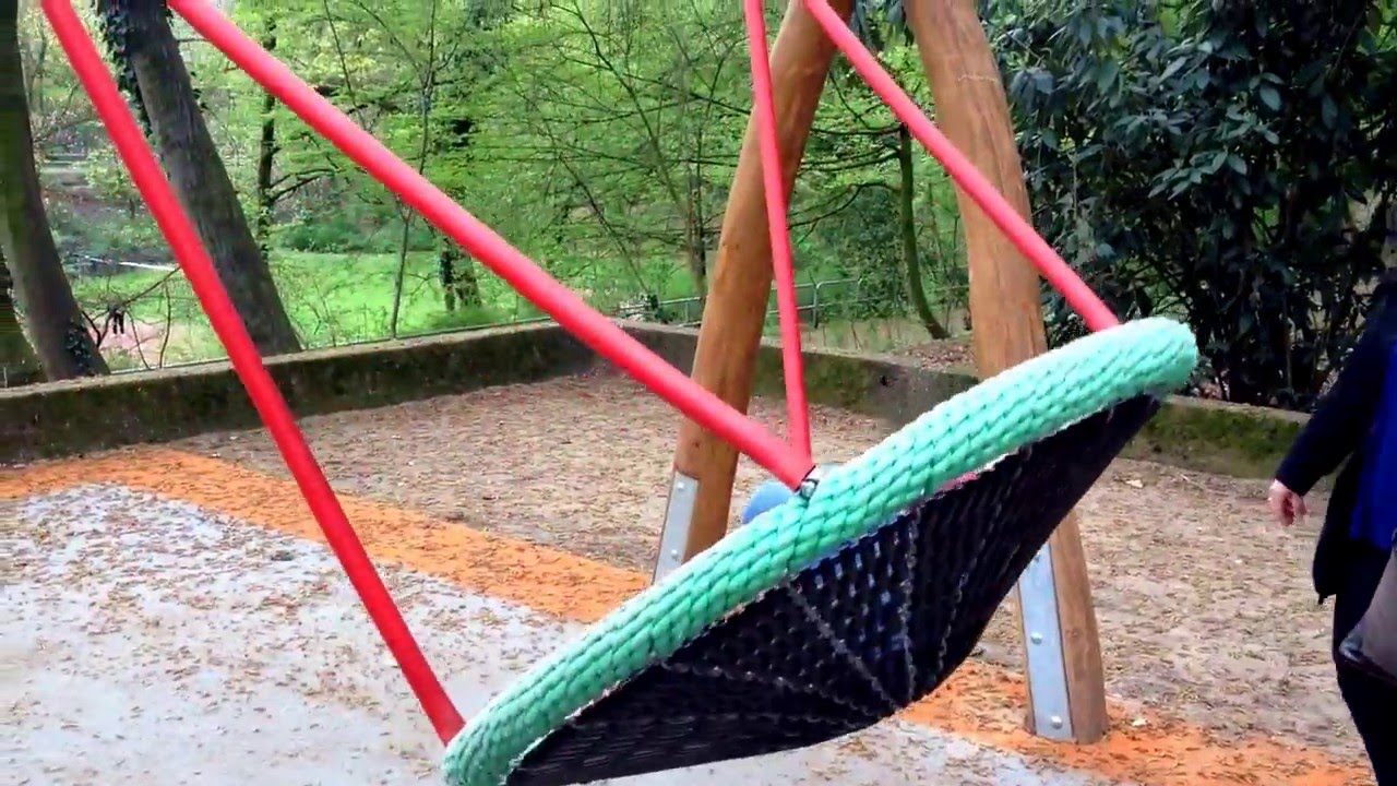 Melina und Serda in der neuen Vogelnestschaukel mit Spezialfallschutzvlies für Rollstuhlfahrer
