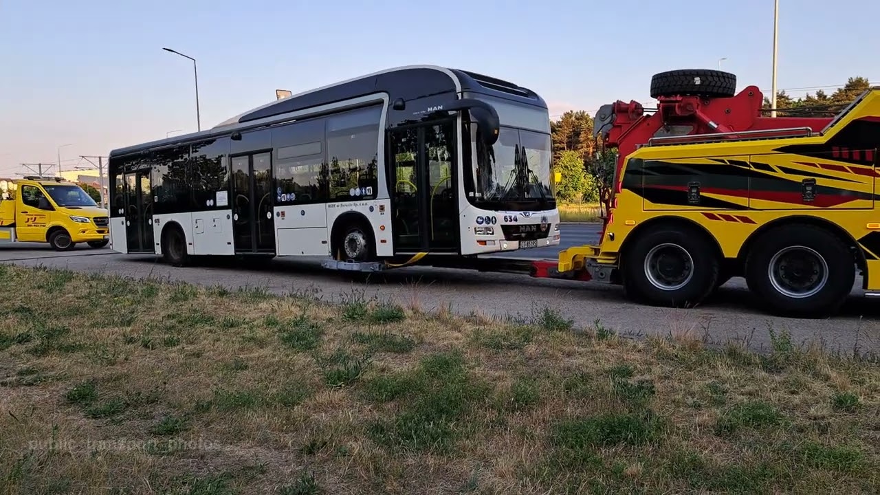 Holowanie autobusu którym została potrącona 73-letnia kobieta
