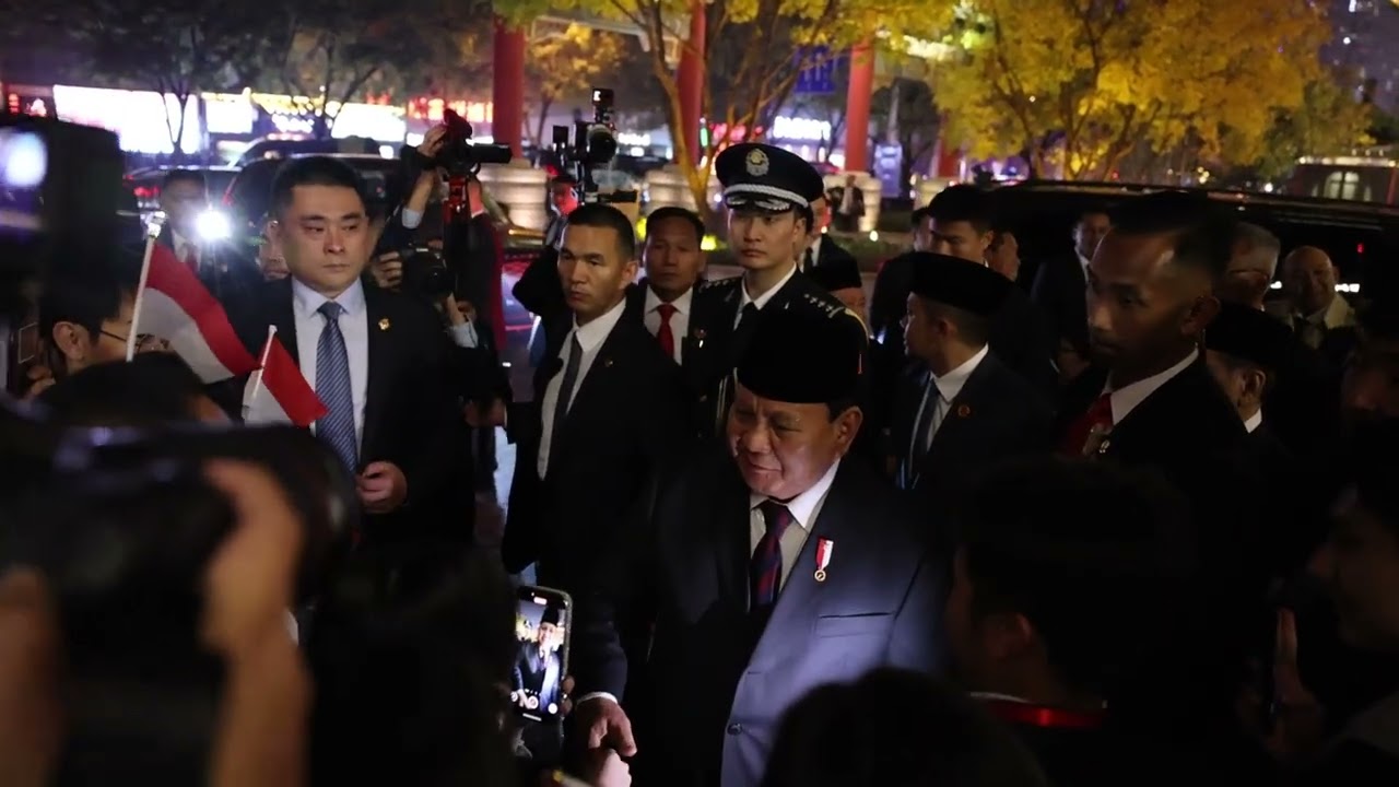 Prabowo ke Beijing, Kerumunan Mahasiswa RI Antusias Sambut di Depan Hotel Minta Selfie