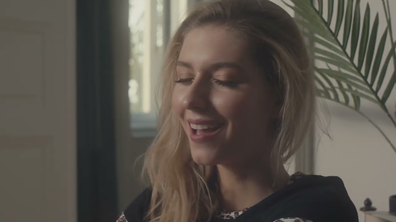 Dallos Bogi - Titkok a t&eacute;ren (Official Music Video)