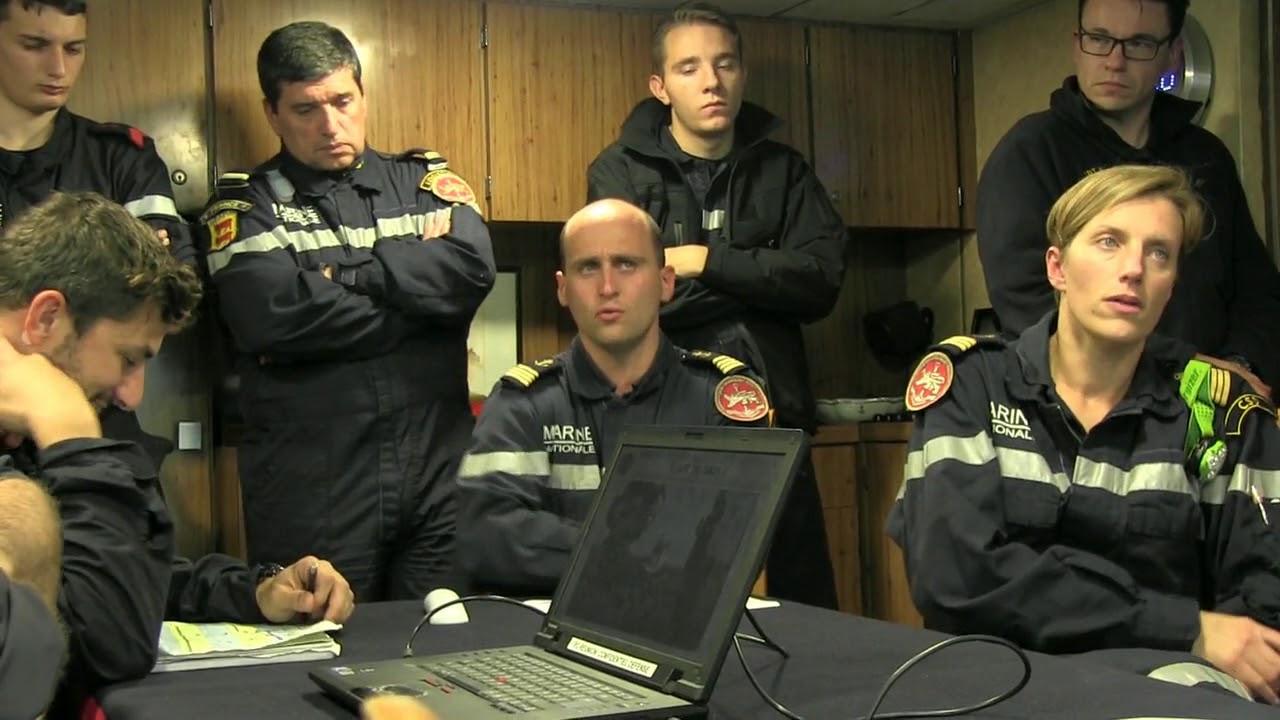 Débriefing à bord du patrouilleur 