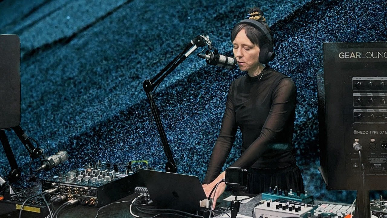 Johanna Sulkunen [Denmark] Experimental Ambient and Jazz Live Set w/ SP-404, Ableton Live and Pedal