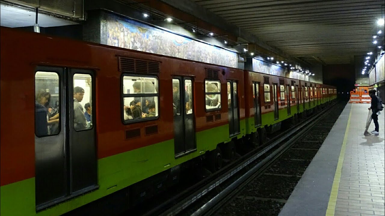 Trenes y Murales en la Estación Copilco Linea 3 Metro de la Ciudad de México