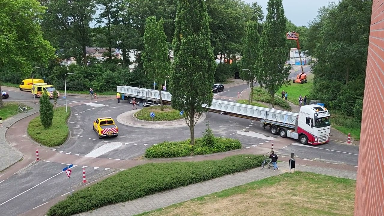 Zwaar transport , voor het zwembad , voortman , rijssen.