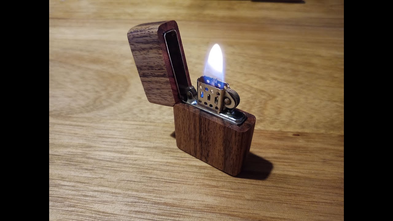 Haciendo una funda de madera para una vieja imitación de Zippo / Making a wood cover for a Zippo.