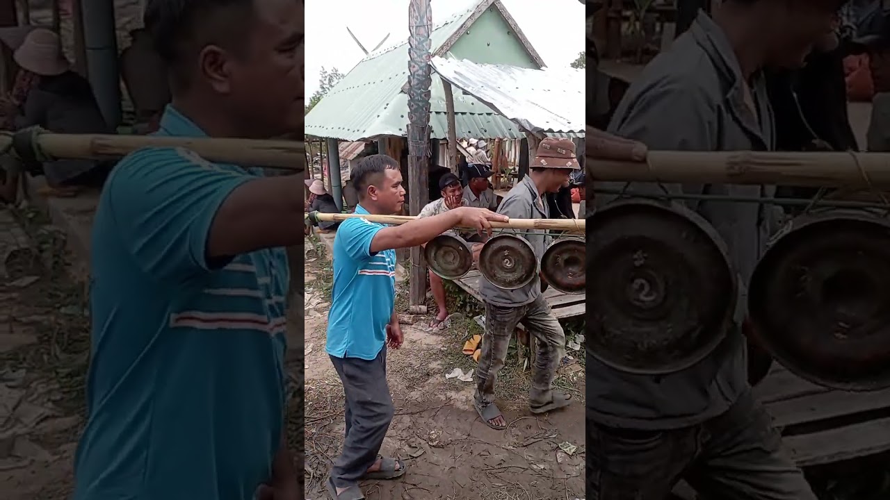 Công chiêng Tây Nguyên buôn chờ tung.B