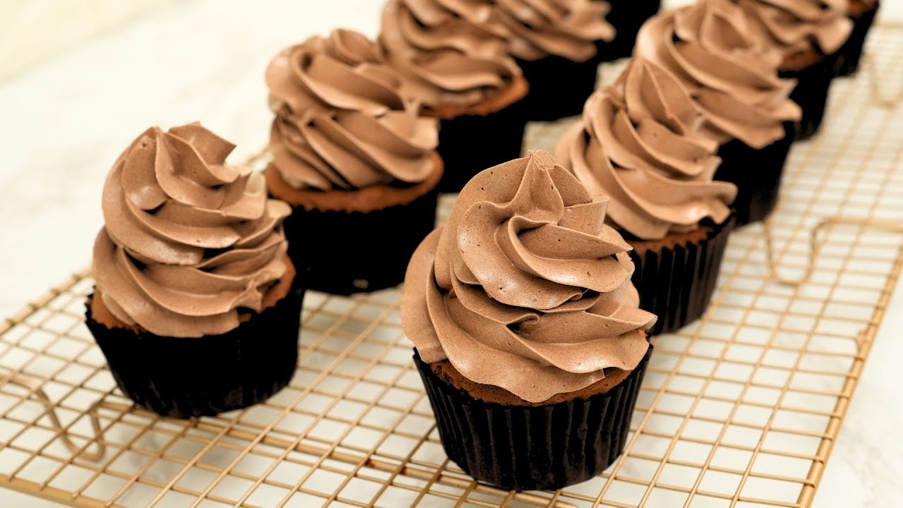 แจกสูตร คัพเค้กช็อกโกแลตบัตเตอร์ครีม (Chocolate Cupcake) ทำง่าย อร่อยๆ มือใหม่ทำได้