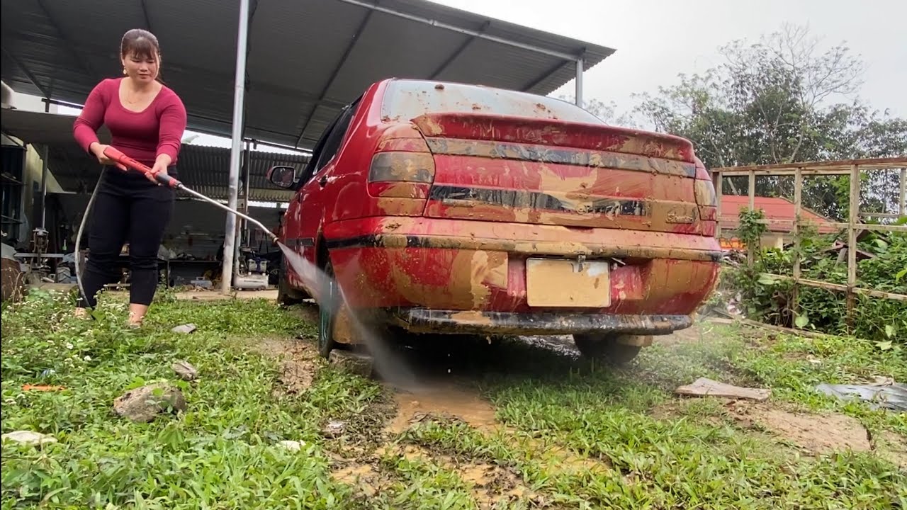 The 1995 Fiat red antique car is full of mud