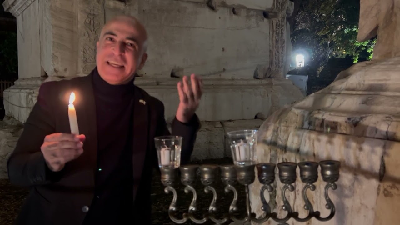 הדלקת נר חנוכה בקשת טיטוס, רומא. חנוכה תשפ