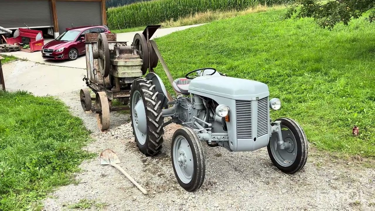 Ammann Nr 2 Steinbrecher (Stone crusher) mit Ferguson