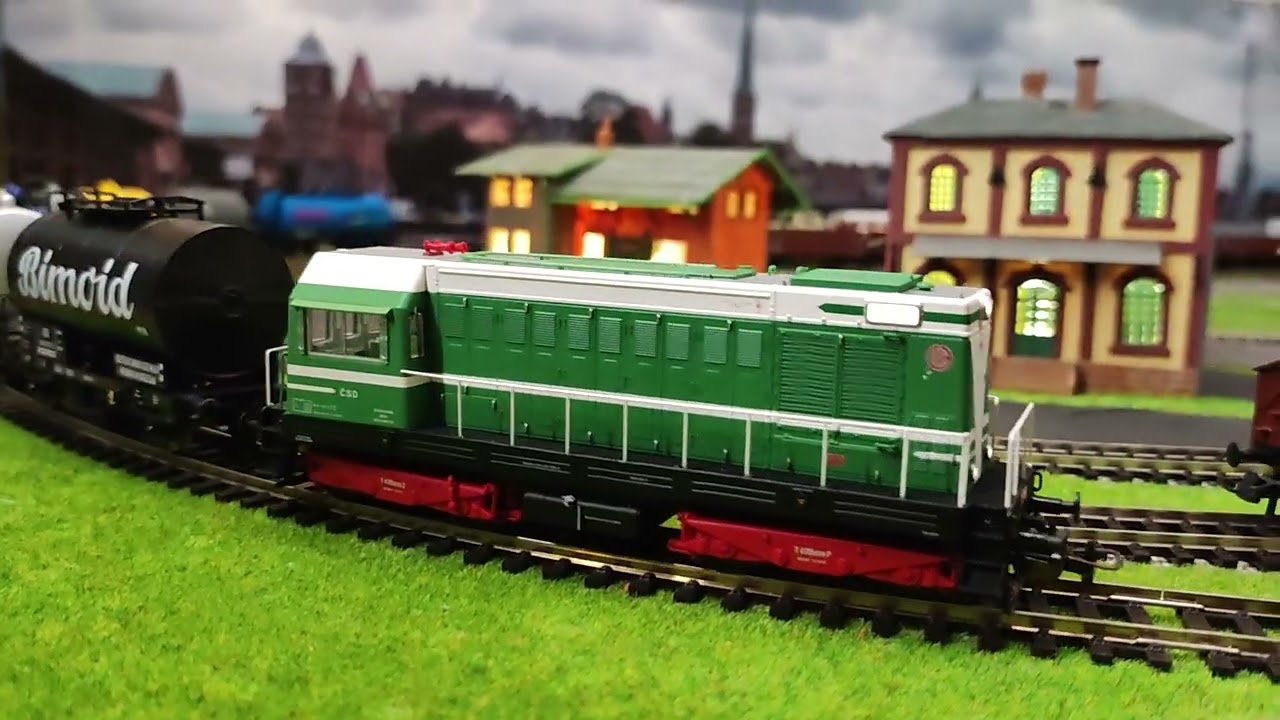 Hektor T 435.0 s cisternami při posunu
