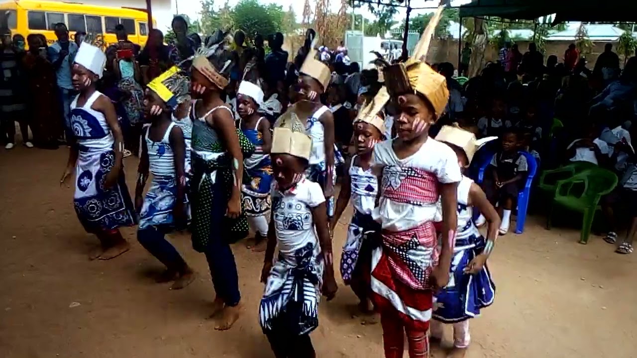 MWAMBIENI. #WANAFUNZI SHULE YA HOCHWALT SHINYANGA WAKICHEZA KATIKA MAHAFALI YA SHULE