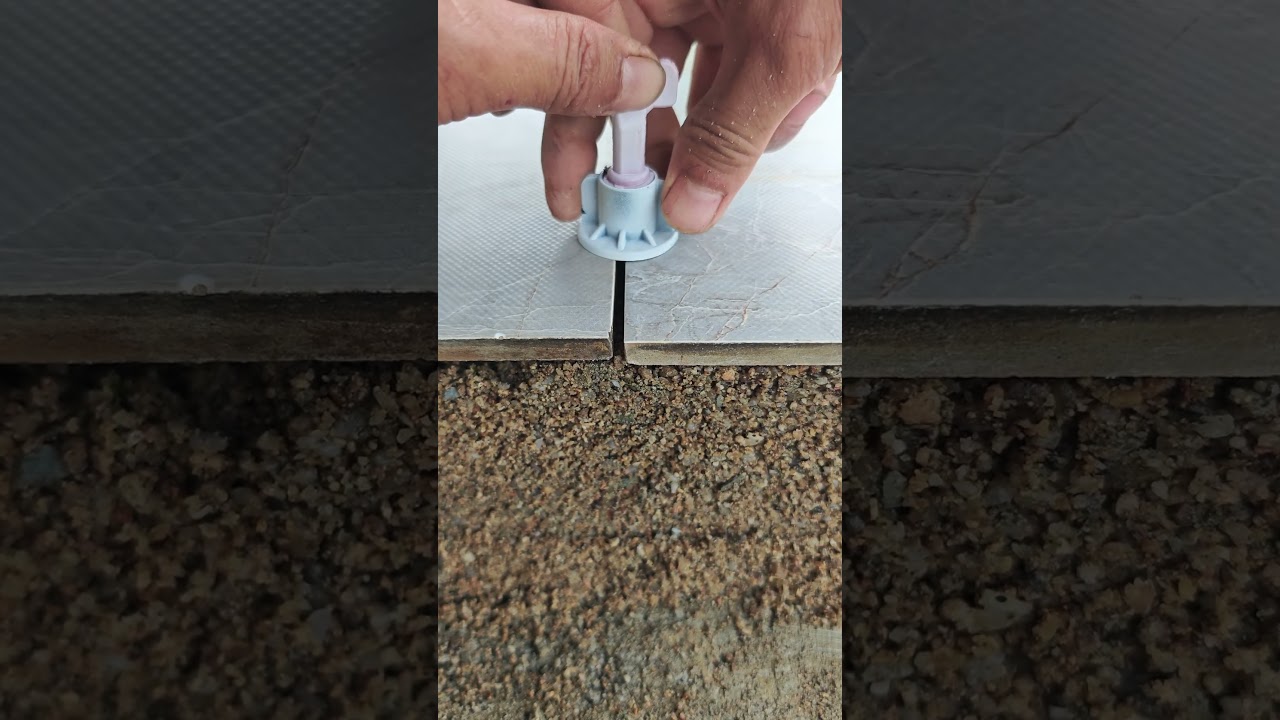 Processo de demonstração do uso de placas de nivelamento de telha