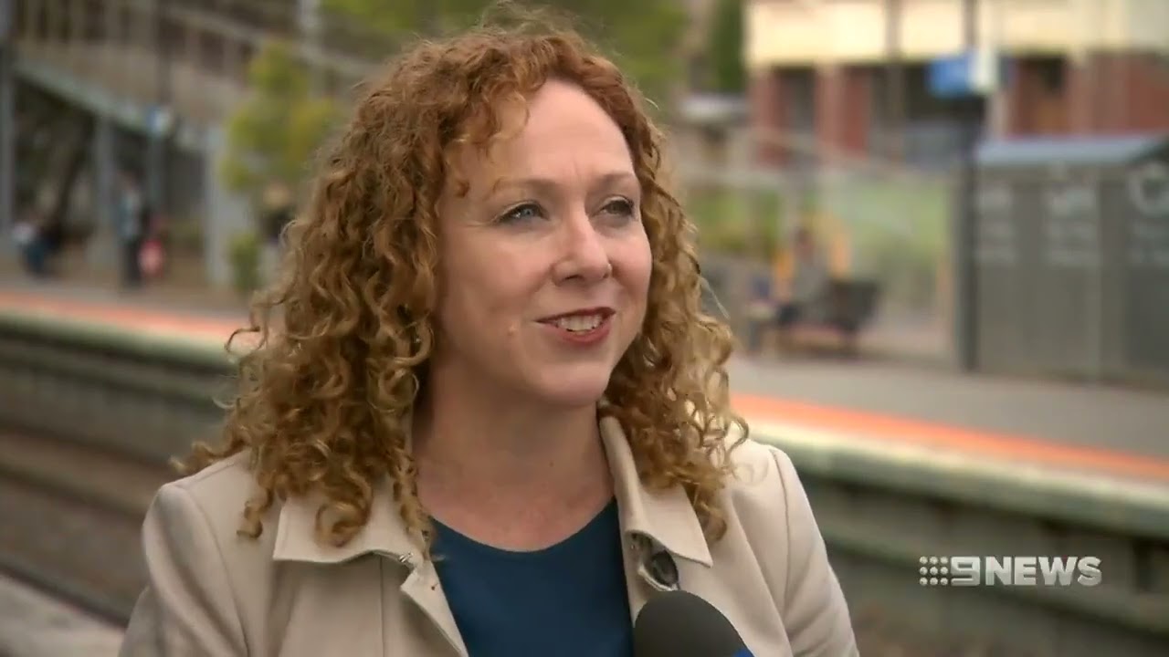 Comeng 587M-1144T-588M fitted with prototype PIDs - 9 news melbourne 14/12/19