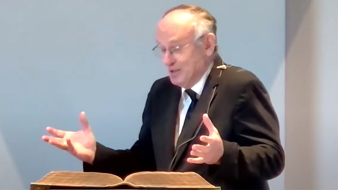 Hij was niet kerkelijk maar ging naar de rouwdienst van de vader van zijn baas. Die vroeg na afloop: